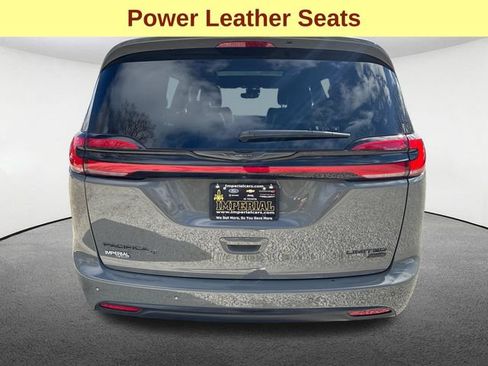 Used 2025 Chrysler Pacifica Limited AWD/4WD image 11