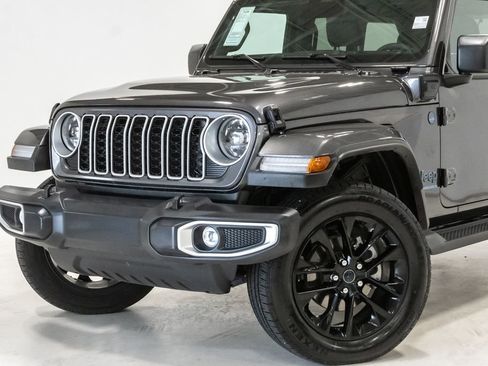 Used 2025 Jeep Wrangler Unlimited Sahara AWD/4WD image 2