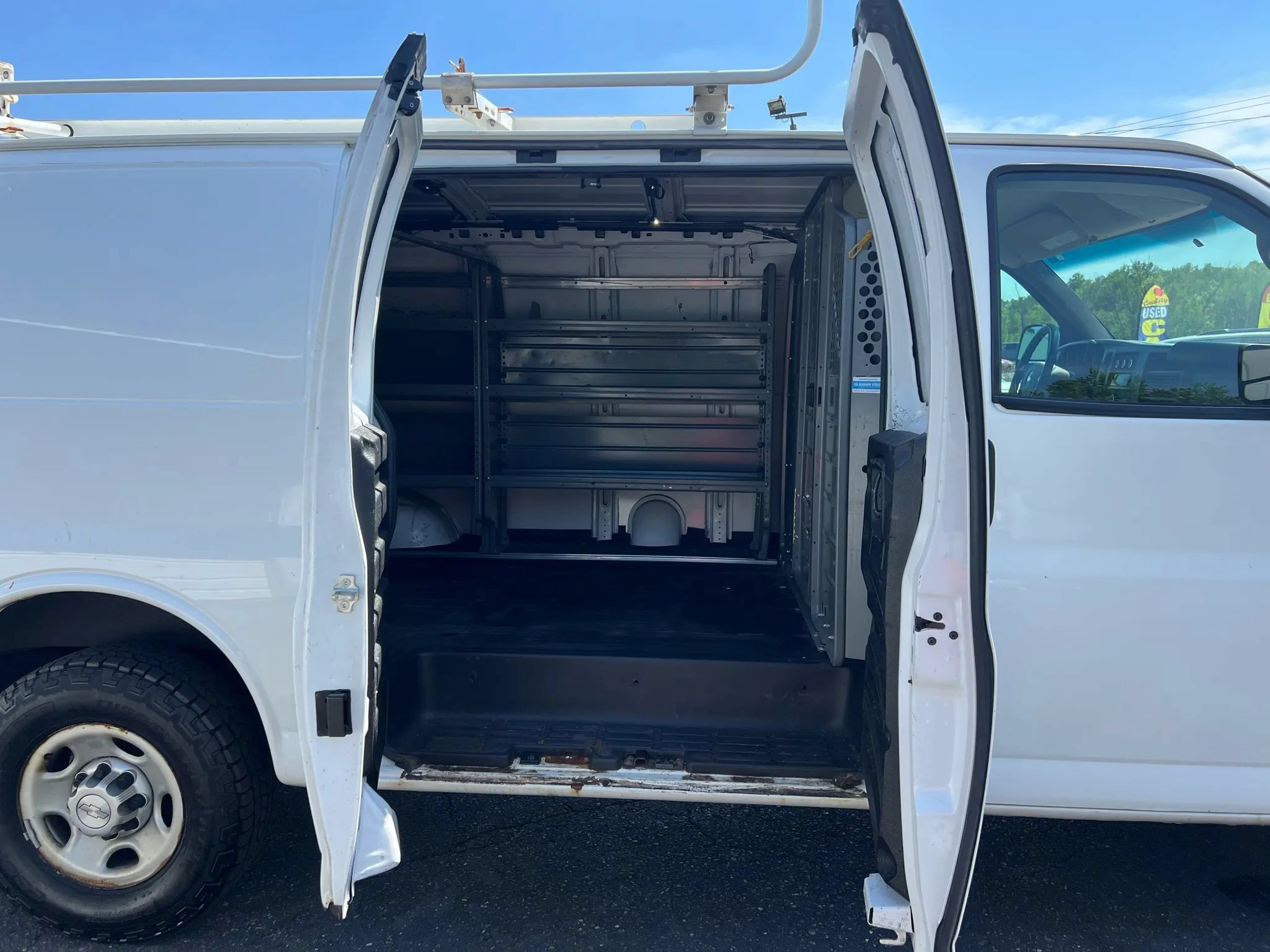 Used 2015 Chevrolet Express 2500 RWD image 16