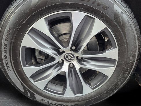 Used 2020 Toyota Highlander XLE image 24