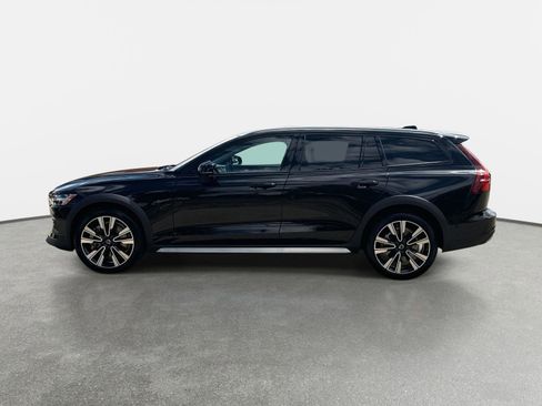 Used 2025 Volvo V60 B5 Cross Country Ultra w/ Climate Package image 8
