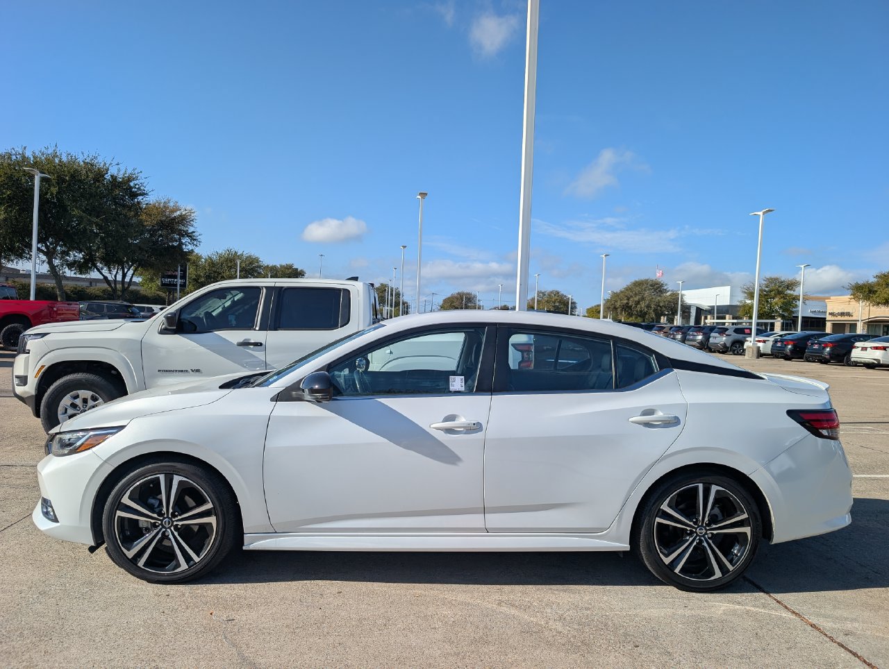 Used 2022 Nissan Sentra SR w/ SR Premium Package FWD image 3