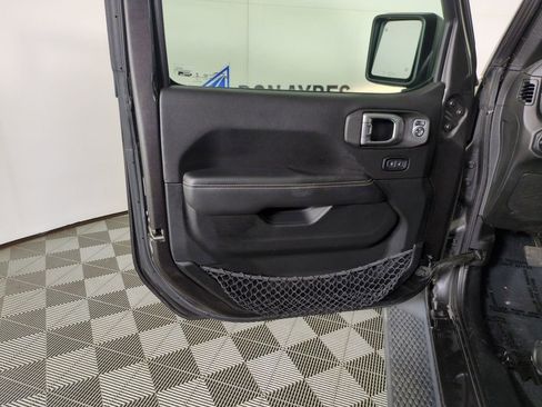 Used 2019 Jeep Wrangler Unlimited Sahara AWD/4WD image 13