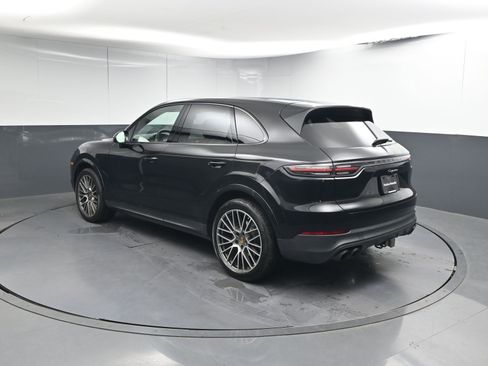 Certified 2022 Porsche Cayenne Platinum Edition image 3
