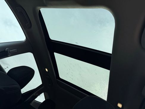 Used 2017 Nissan Murano SV w/ Premium Plus Package image 3