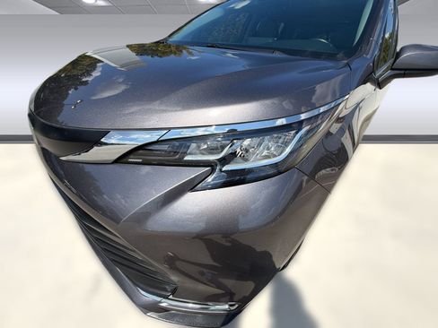 Used 2021 Toyota Sienna XLE FWD image 12