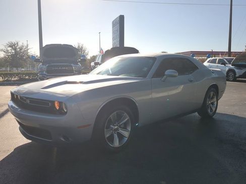 Used 2022 Dodge Challenger SXT image 8