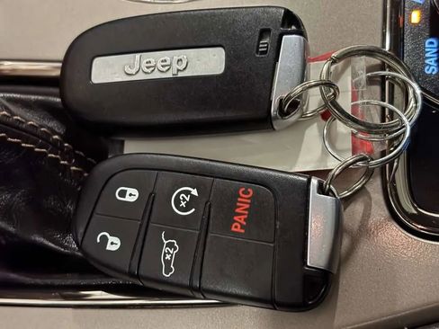 Used 2017 Jeep Grand Cherokee Summit w/ Platinum Series Group AWD/4WD image 38
