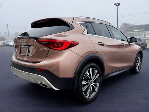 Used 2017 INFINITI QX30 Premium w/ Navigation Package image 9