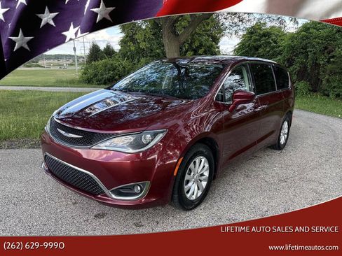 Used 2018 Chrysler Pacifica Touring Plus FWD image 1