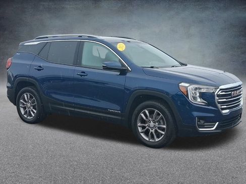 Used 2023 GMC Terrain SLT image 3