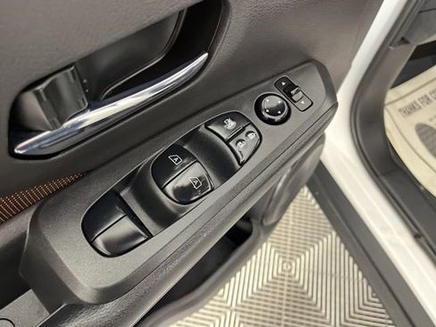 Used 2023 Nissan Kicks SR FWD image 32