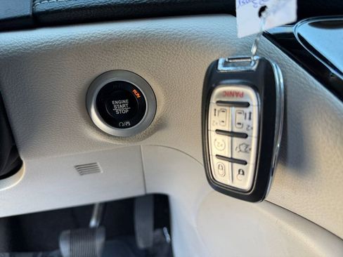 Certified 2023 Chrysler Pacifica Limited FWD image 34