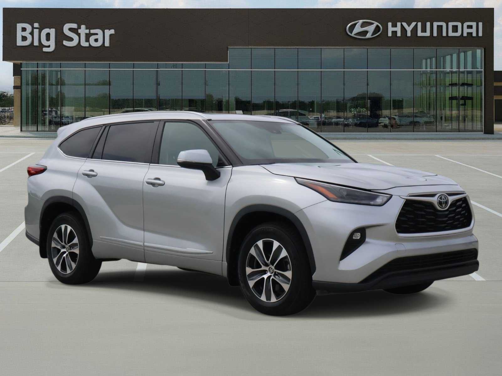 Used 2023 Toyota Highlander XLE FWD image 6