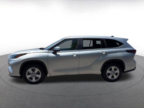 Used 2025 Toyota Highlander LE FWD image 9