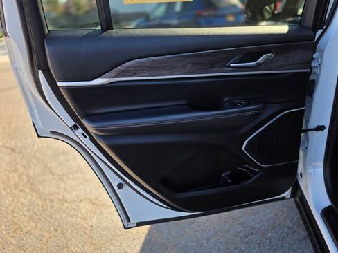 Used 2022 Jeep Grand Cherokee L Limited image 20