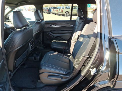 Used 2025 Jeep Grand Cherokee L Limited w/ Black Appearance Package image 10