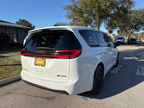 Used 2024 Chrysler Pacifica Select image 7