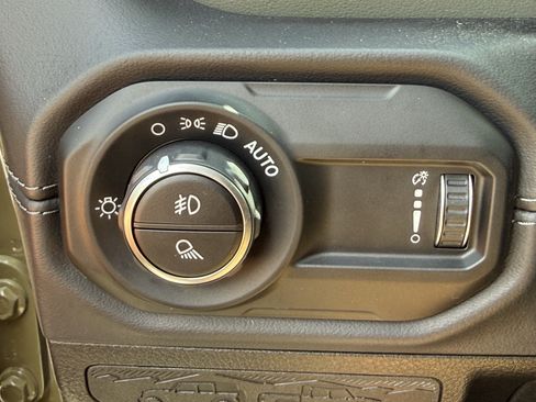 Used 2025 Jeep Gladiator Mojave w/ Convenience Group AWD/4WD image 26