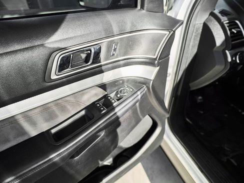 Used 2017 Ford Explorer XLT w/ Equipment Group 202A AWD/4WD image 19
