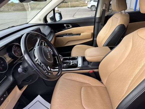 Used 2022 Kia Carnival EX image 24