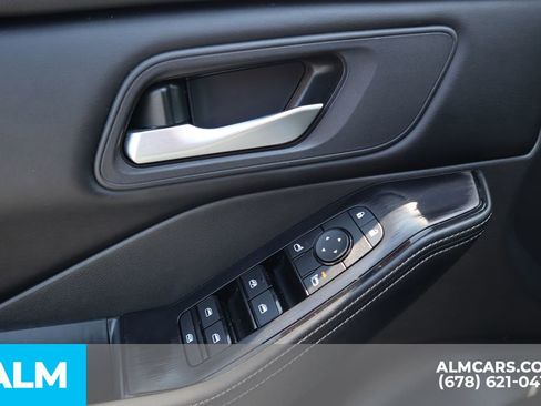 Used 2025 Nissan Rogue SV image 16