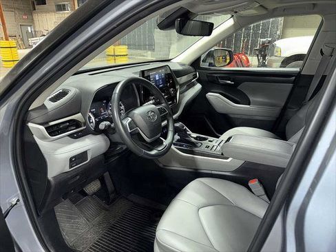Certified 2022 Toyota Highlander XLE image 30