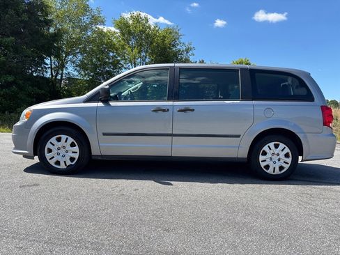 Used 2016 Dodge Grand Caravan American Value Package w/ UConnect Hands-Free Group FWD image 2