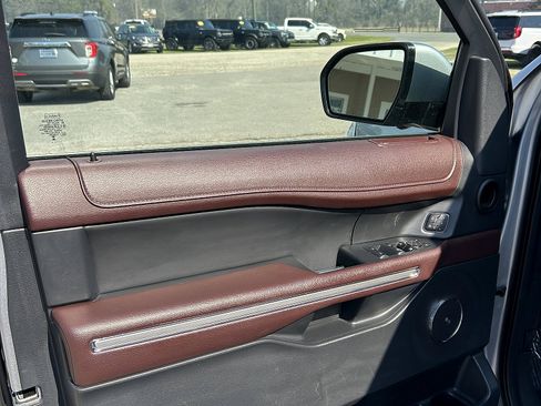 Used 2024 Ford Expedition Limited image 10