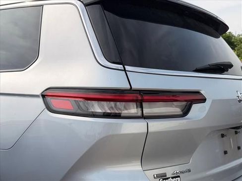 Used 2022 Jeep Grand Cherokee L Laredo w/ Luxury Tech Group I AWD/4WD image 9
