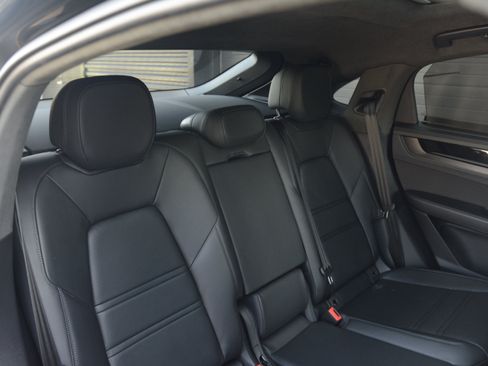 Certified 2025 Porsche Cayenne GTS AWD/4WD image 38