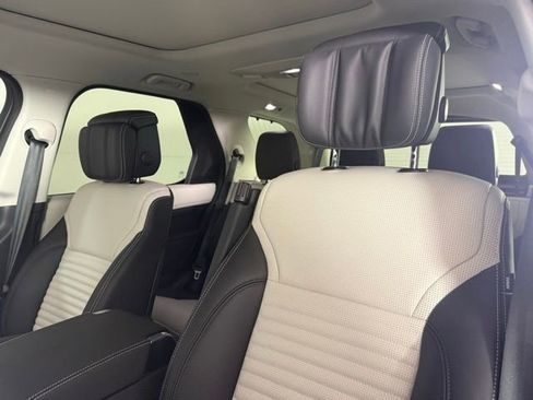 New 2025 Land Rover Discovery Metropolitan Edition image 15