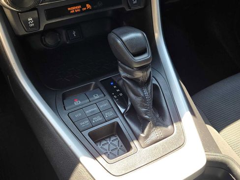 Certified 2020 Toyota RAV4 LE w/ Carpet Mat Package AWD/4WD image 32
