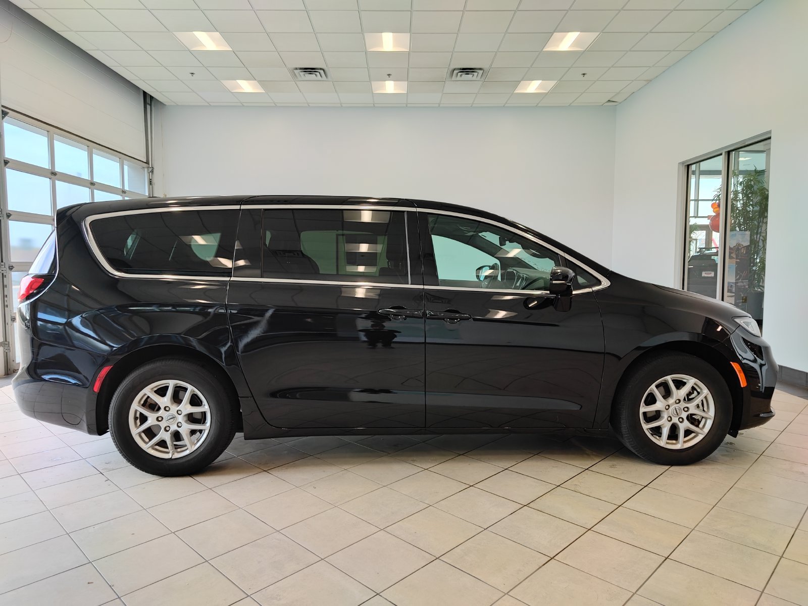 Used 2025 Chrysler Pacifica Select FWD image 2