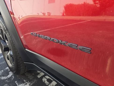 Used 2017 Jeep Cherokee Trailhawk w/ Comfort/Convenience Group AWD/4WD image 24