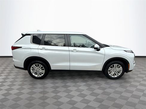 Used 2024 Mitsubishi Outlander ES image 9