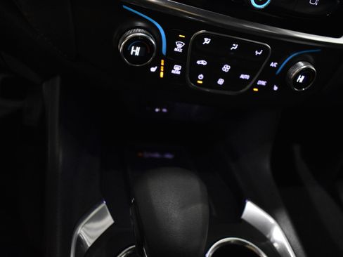 Used 2022 Chevrolet Traverse LT image 23