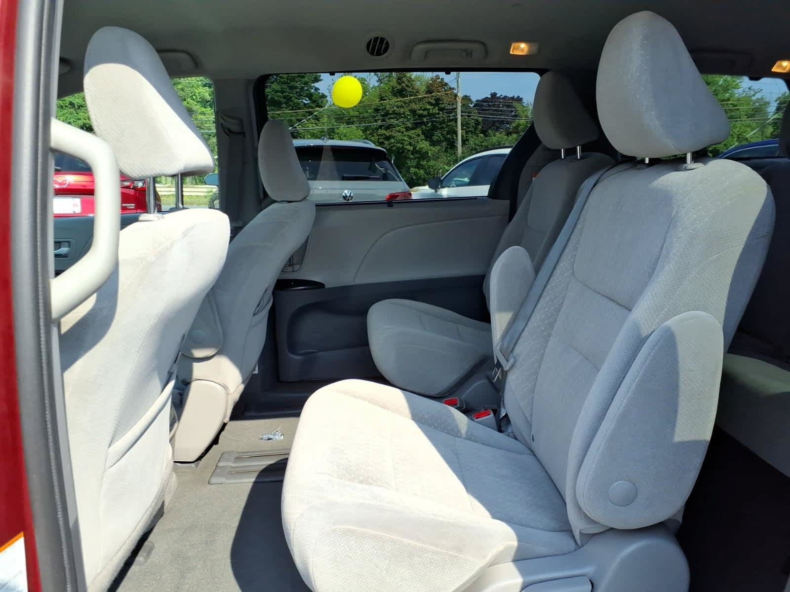 Used 2020 Toyota Sienna LE w/ LE Preferred Package FWD image 10
