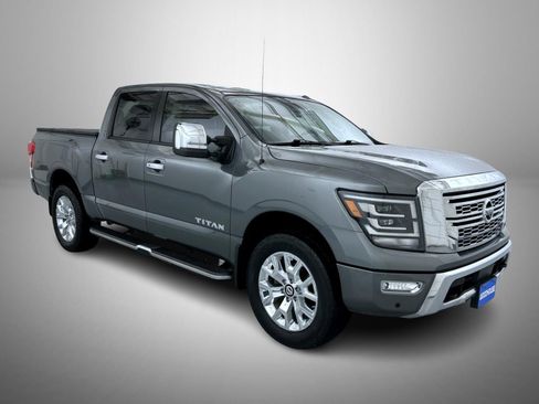 Used 2021 Nissan Titan SL w/ Moonroof Package image 3