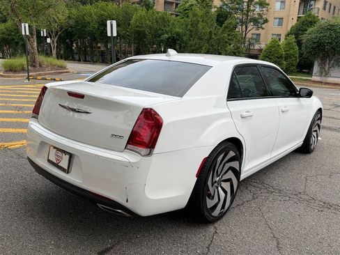 Used 2019 Chrysler 300 Touring w/ Sport Appearance Package RWD image 9