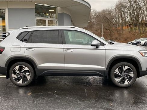 New 2026 Volkswagen Taos SE image 4