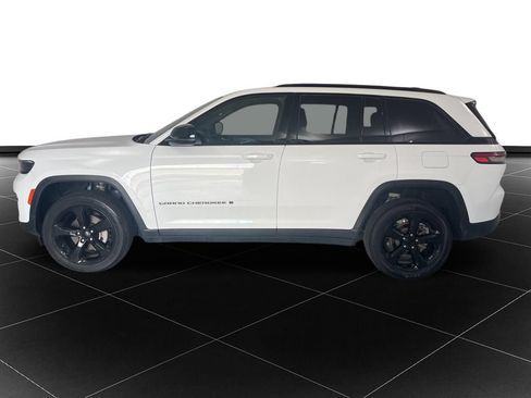 Used 2024 Jeep Grand Cherokee Altitude AWD/4WD image 2