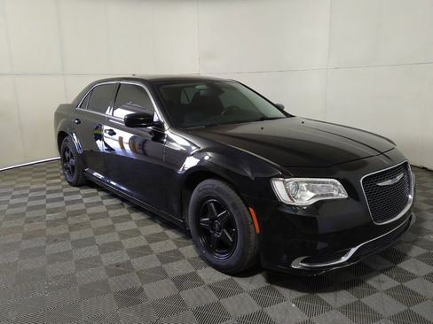 Used 2018 Chrysler 300 Touring RWD image 11