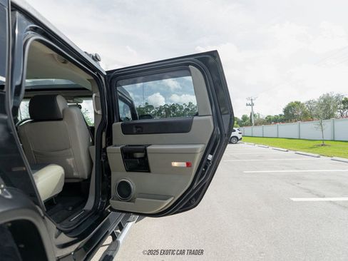 Used 2004 HUMMER H2 w/ Preferred Equipment Group image 65