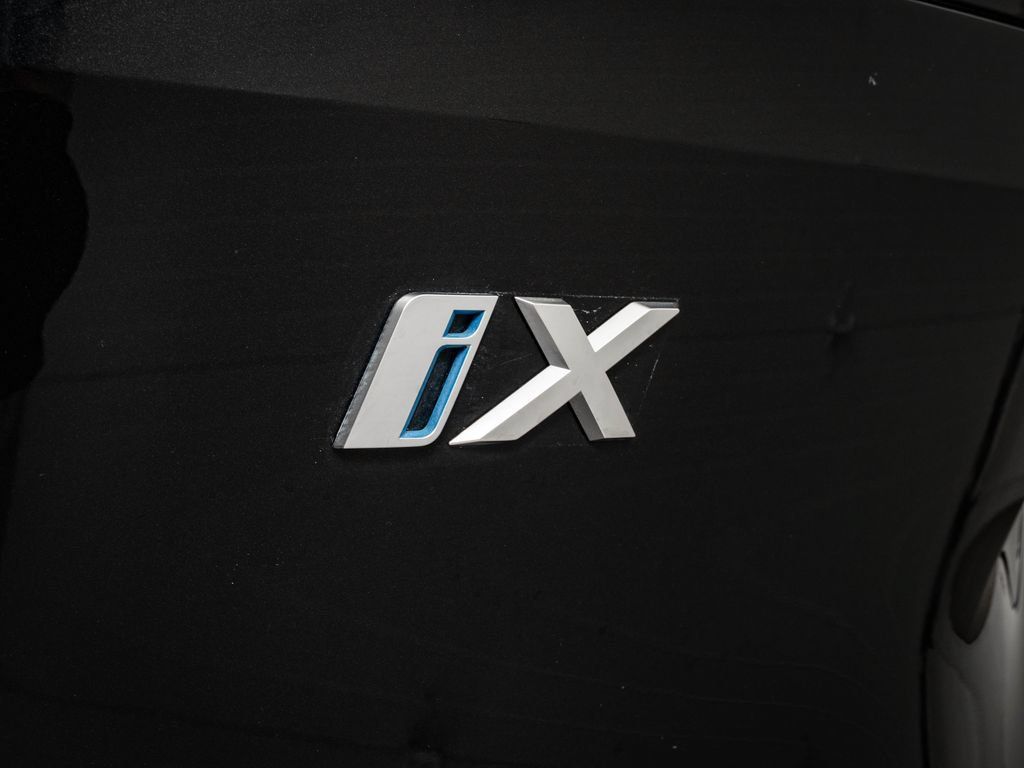 Used 2023 BMW iX xDrive50 w/ Sport Package AWD/4WD image 17
