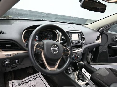 Used 2015 Jeep Cherokee Sport image 12