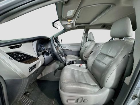 Used 2016 Toyota Sienna XLE w/ XLE Navigation Package AWD/4WD image 6