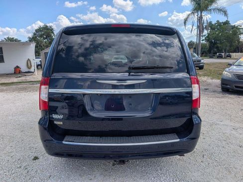 Used 2016 Chrysler Town & Country Touring image 6