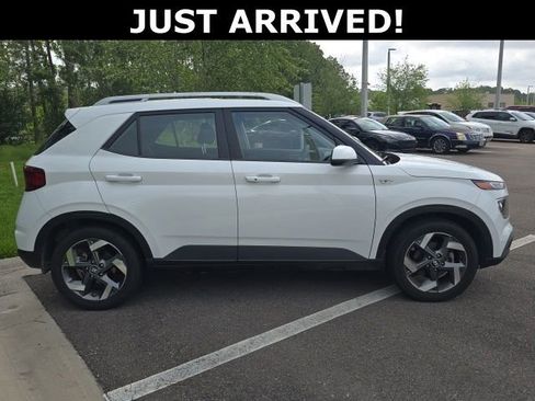 Used 2025 Hyundai Venue SEL FWD image 3