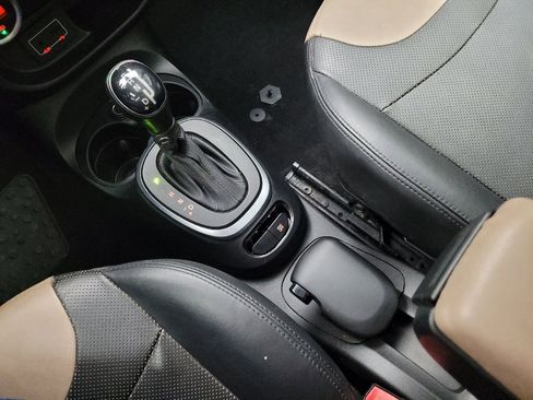 Used 2017 FIAT 500L Lounge w/ Premium Package FWD image 26
